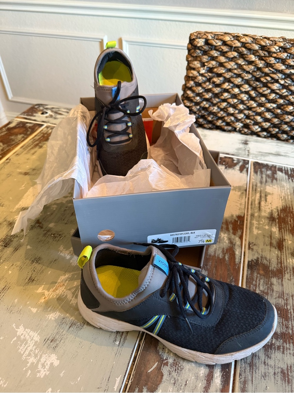 Women’s  Casual Athletic shoes, VIONIC 7.5